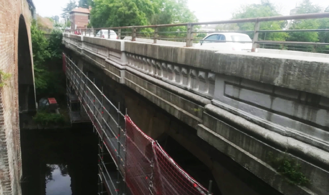 Castellanza, il cantiere dei lavori di rinforzo al ponte in via Piave (foto Archivio)