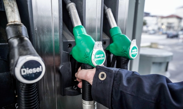 Distributore di benzina (foto Archivio)