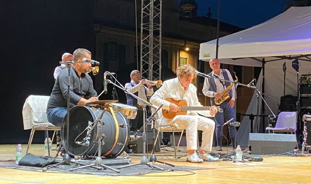 Oltre 1.400 persone hanno assistito al concerto di Goran Bregović ai Giardini Estensi (foto Roberto Genuardi - Agenzia Blitz)