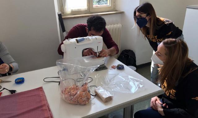 Il laboratorio di sartoria solidale