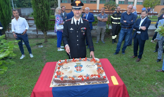 Il prefetto Pasquariello saluta il colonnello Piasentin (foto Blitz)