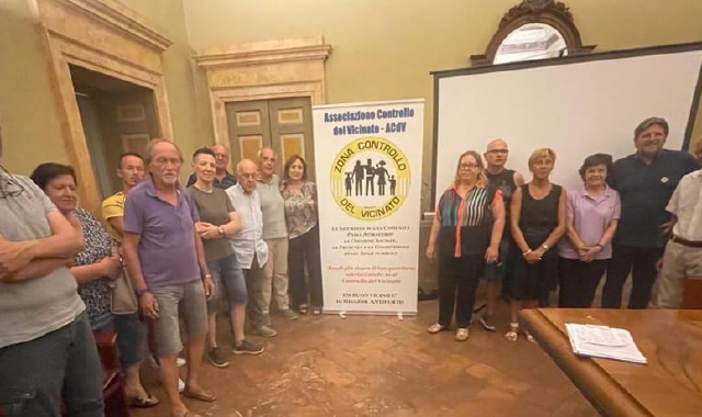 I cittadini del quartiere Buon Gesù riuniti nella sala giunta del palazzo municipale con il sindaco Mirella Cerini (foto Redazione)