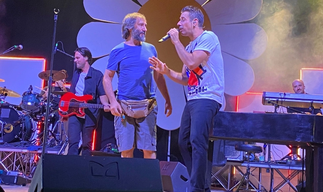 Francesco Gabbani e Fabio Ilacqua sul palco del Varese Summer Festival (foto Roberto Genuardi - Blitz)
