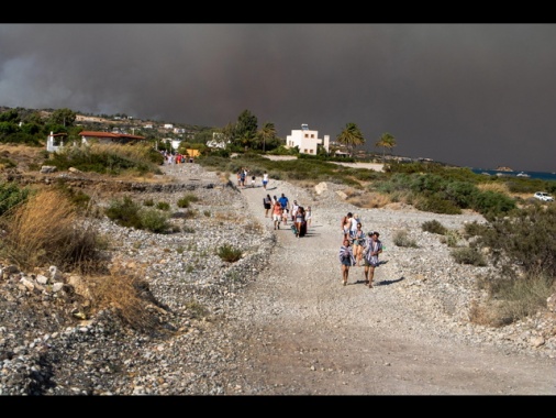 Atene, a Rodi la più grande evacuazione mai vista in Grecia