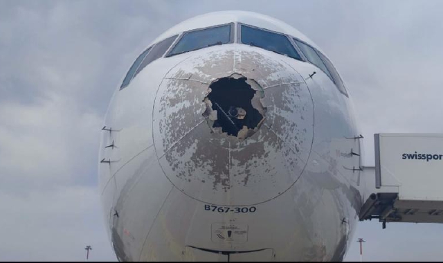 Rotto dalla grandine: aereo atterra a Roma