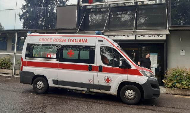 L’ambulanza all’ingresso del municipio