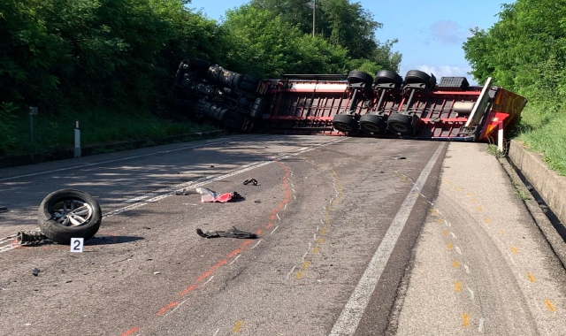 Tir si ribalta: feriti e strada chiusa a Cantello