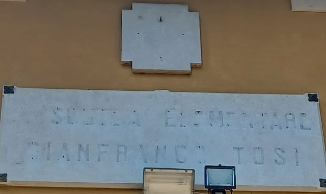Rubate le lettere in ghisa e la targa della ex scuola elementare di Belgirate (foto Redazione)