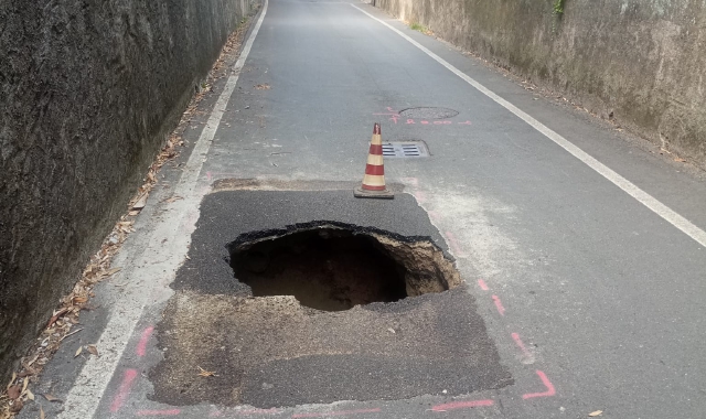 Voragine in strada: paura a Varese