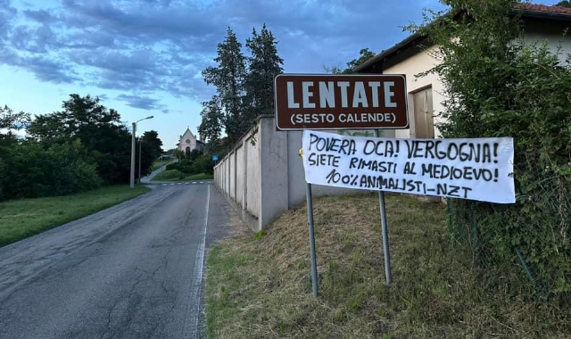 Sesto Calende, lo striscione di Centopercento Animalisti (foto Redazione)