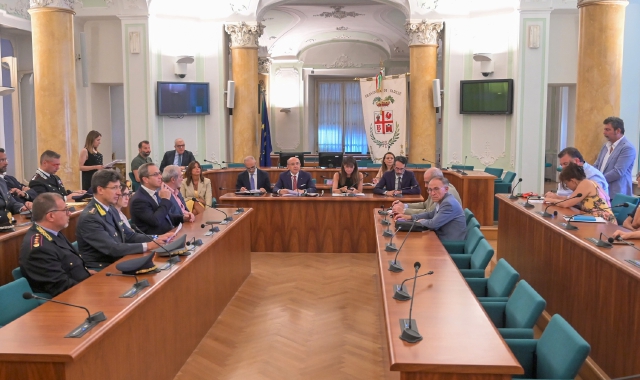 Il vertice in Prefettura a Varese sulla questione dei senzatetto a Malpensa (foto Blitz)