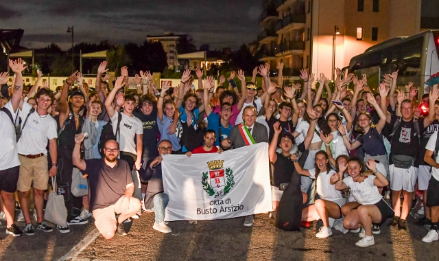 Anche il sindaco Emanuele Antonelli ha salutato i 126 ragazzi in partenza ieri sera per Lisbona in occasione della Giornata mondiale della Gioventù: all’apppuntamento parteciperà anche Papa Francesco (foto Blitz)