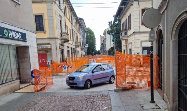 Corso Bernacchi in cantiere con altre vie della zona centrale: le vetrine sono meno facilmente raggiungibili e si corre ai ripari
