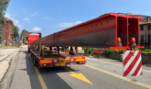 Varese, largo Flaiano: arrivate le maxi travi