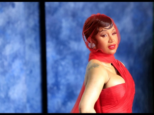 Cardi B lancia un microfono contro un suo fan, aperta indagine