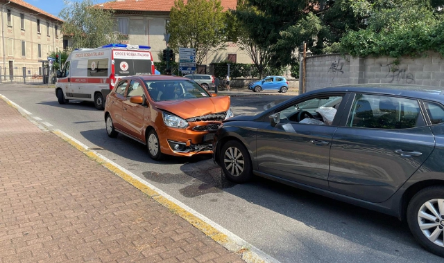 L’incidente avvenuto all’incrocio fra via Frua e via Colombo (foto Blitz)