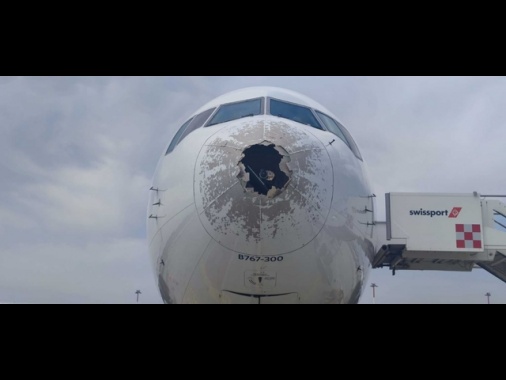 Volo Milano-New York colpito dalla grandine, aperta un'inchiesta