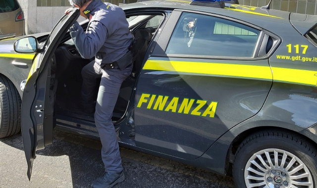 In dogana con mille litri di gasolio abusivo, denunciato a Lanzo