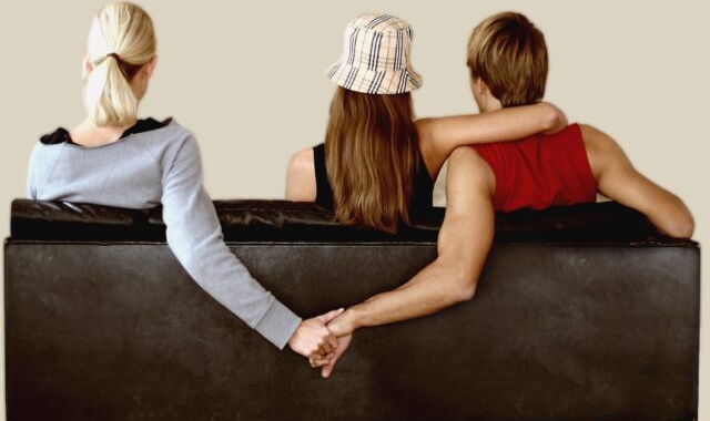 Il tradimento avviene sempre più spesso con mezzi telematici. Sopra, un’immagine da “The Affair”,serie tv americana dedicataa una relazione extraconiugale