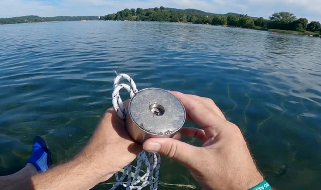 Un’immagine tratta dalla pagina Facebook di Marco Gaspari, 49 anni, residente a Besozzo: si dedica da annial magnet fishingnei laghi varesini