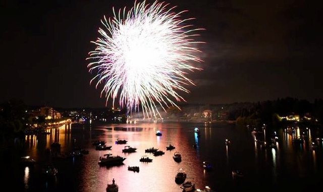Alle 22 scatta lo spettacolo dei fuochi d’artificio sul Ticino, tra Sesto e Castelletto