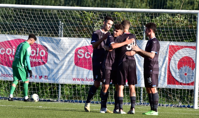 I festeggiamenti per il gol di Castelli contro la Varesina (foto Ghiotto - Blitz)