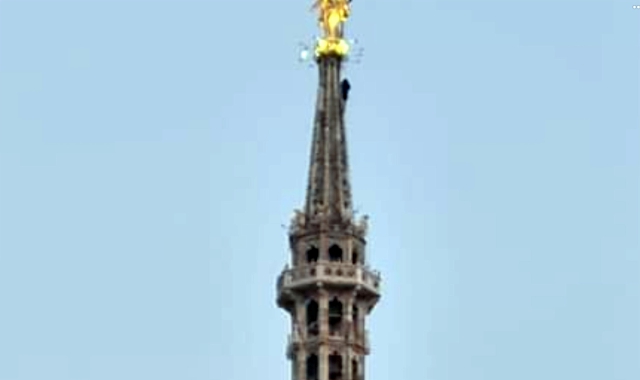 In due scalano la guglia del Duomo a Milano