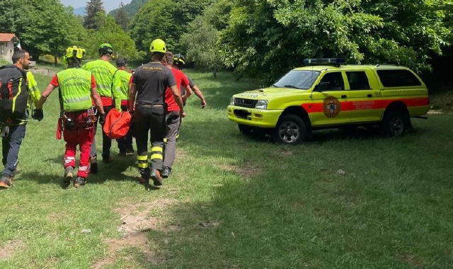 I soccorsi alla donna caduta oggi pomeriggio a Saltrio (foto Cnsas Varese)
