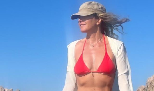 Elisabetta Pellini al mare in Sardegna