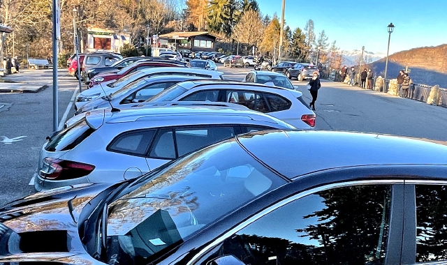 Auto in sosta su piazzale Pogliaghi