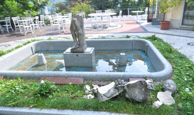 Viggiù, statua rotta dagli influencer (foto Archivio)
