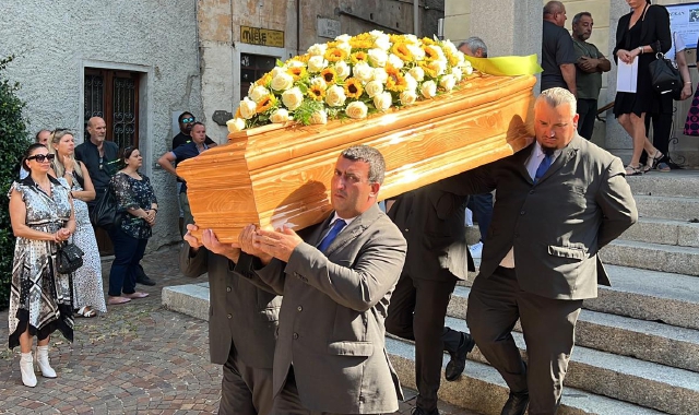 I funerali di Dino Torresan questa mattina a Laveno (foto Stefano Benvagnù - Blitz)