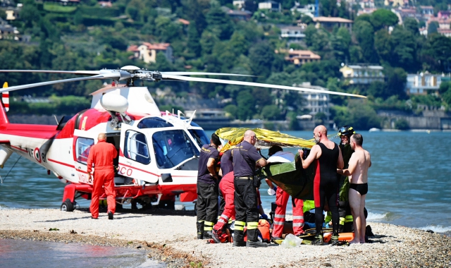 Le operazioni di soccorso nel Lago di Como (foto Bazzi - Ansa)