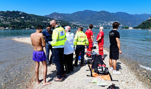 Le operazioni di recupero del ragazzo di origini egiziane poi morto nella notte (foto Bazzi - Ansa)
