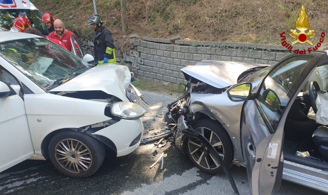 Frontale a Oleggio Castello, due feriti