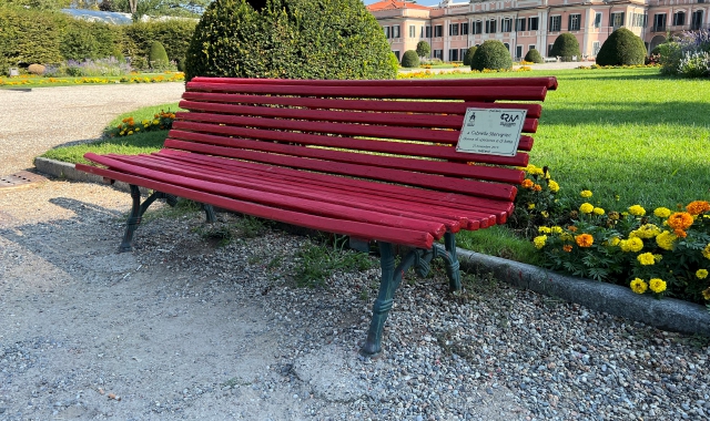 La panchina rossa in piazza Monte Grappa, Varese (foto Blitz e Redazione)