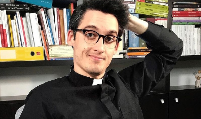 Da Busto a Milano, in partenza il sacerdote influencer