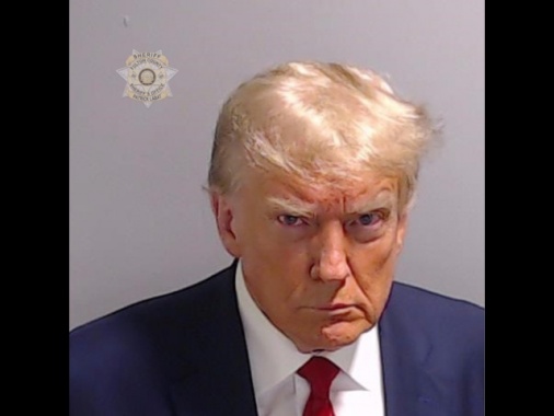 Trump su X con foto segnaletica e scritta 'mai arrendersi'