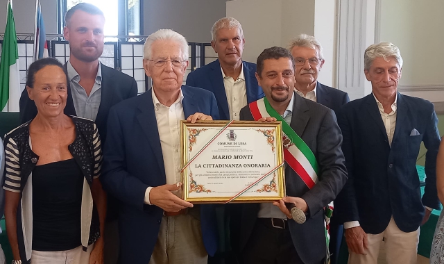 Mario Monti premiato dal sindaco di Lesa, Luca Bona (foto Robberto)