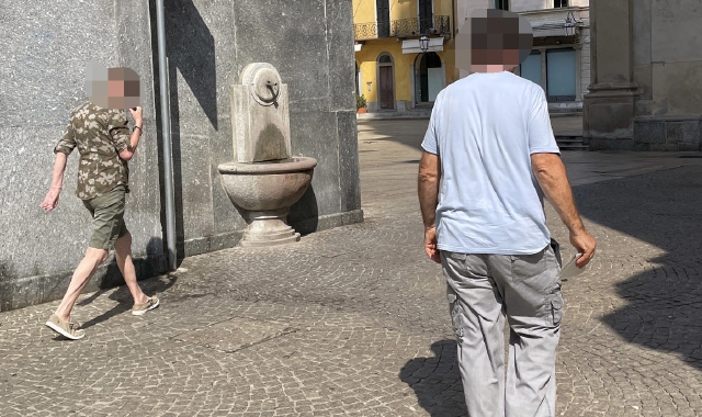 In alto sopra il titolo e qui accanto, la fontanella vicino a San Vittore dove si trovava lo sconosciuto che ha seguito per diverse centinaia di metri le due donne, in direzione di via Cimarosa(foto Blitz)