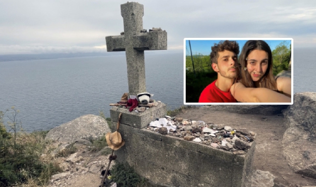 A Finisterre c’è la Cruz de Piedra posta alla Fin do Mundo, sotto al Faro. Vi vengono lasciati dai pellegrini ricordi, lettere e foto (foto Blitz)