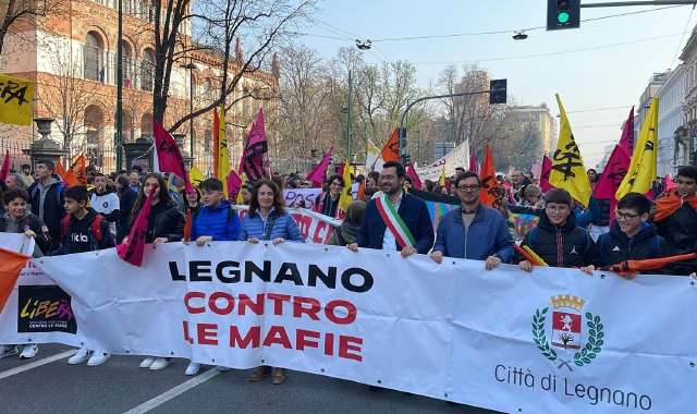 In alto, unamanifestazione contro lacriminalità organizzata:qui a lato, la mappache riassume il numerodegli immobili confiscati