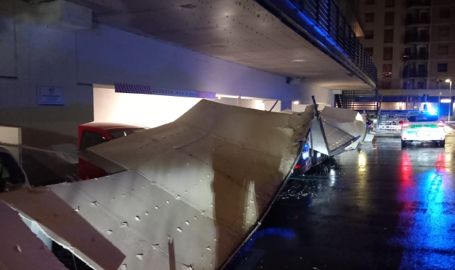 Il controsoffitto del parcheggio è crollato nella notte