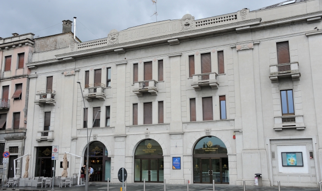 Legnano, teatro Tirinnanzi (foto Archivio)