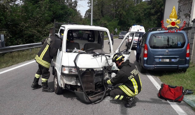 Sangiano, scontro fra auto e furgone