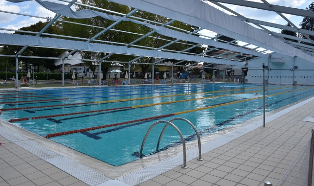 Legnano, piscina comunale (foto Archivio)