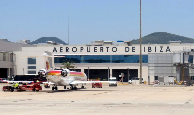 L’aeroporto di Ibiza dal quale la sera di lunedì scorso il gruppo di passeggeri, tra quali anche bambini piccoli, che doveva rientrare a Gallarate non è potuto partire