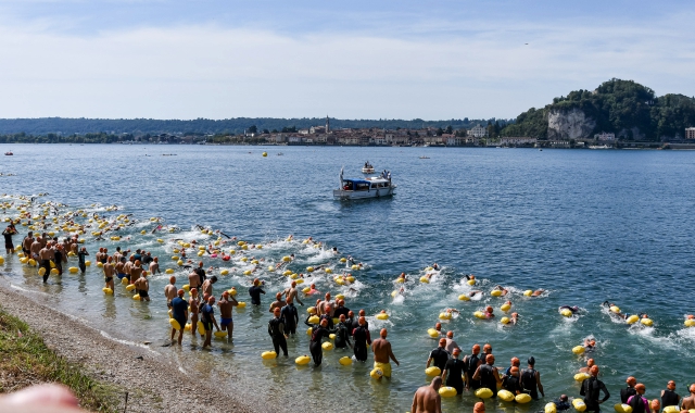 La traversata al lido di Angera (foto Matteo Canevari)