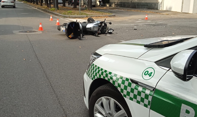 Scontro a Busto Arsizio, motociclista a terra