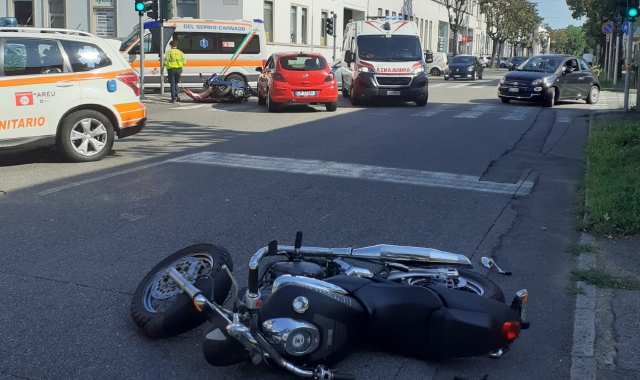 Busto Arsizio, un’auto contro due moto: tre feriti